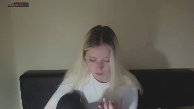 AliceMeaww_ from United States